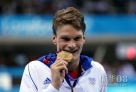 7月30日，阿格内尔在颁奖仪式咬金牌。当日，在伦敦奥运会男子200米自由泳决赛中，法国选手阿格内尔以1分43秒14的成绩获得冠军。新华社记者费茂华摄