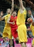 8月2日，中国队球员刘炜（中）在比赛中突破分球。当日，在伦敦奥运会男子篮球小组赛中，中国队以61比81负于澳大利亚队。新华社记者孟永民摄 