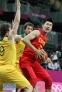 8月2日，中国队球员王仕鹏（右）在比赛中遭遇澳大利亚队球员的防守。新华社记者孟永民摄 