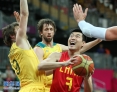 8月2日，中国队球员王仕鹏（右）在比赛中遭遇澳大利亚队球员的防守。当日，在伦敦奥运会男子篮球小组赛中，中国队以61比81负于澳大利亚队。新华社记者孟永民摄