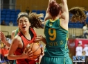 女篮奥运备战赛：中国队对阵澳大利亚队，中国队球员赵爽（左）在比赛中进攻。