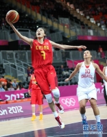 7月30日，中国队球员赵爽（左）在比赛中上篮。当日， 在伦敦奥运会女篮小组赛中，中国队以83比58战胜克罗地亚队。 新华社记者 孟永民 摄