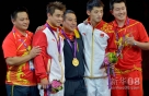 8月2日，张继科（右二）、王皓（左二）在比赛后与主教练刘国梁（中）等合影。当日，在2012伦敦奥运会乒乓球男单决赛中，张继科以4比1战胜队友王皓，夺得冠军。新华社记者陈晓伟摄  