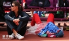 8月4日，伊辛巴耶娃（右）在场边休息。 当日，在伦敦奥运会田径女子撑杆跳预赛中，俄罗斯名将伊辛巴耶娃以4米55的成绩晋级决赛。新华社记者王丽莉摄