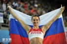 2012年3月11日，俄罗斯选手伊辛巴耶娃在夺冠后庆祝。当日，在伊斯坦布尔举行的室内田径世锦赛女子撑杆跳决赛中，伊辛巴耶娃以4米80的成绩夺冠。新华社记者马研摄