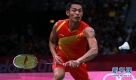 8月5日，林丹在比赛中回球。当日，在伦敦奥运会羽毛球男单决赛中，中国选手林丹对阵马来西亚选手李宗伟。新华社记者任正来摄