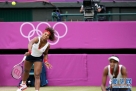 8月5日，小威（左）/大威在比赛中。当日，在2012年伦敦奥运会网球女子双打金牌争夺战中，美国组合威廉姆斯姐妹对阵捷克组合赫拉瓦奇科娃／赫拉德茨卡。新华社记者殷刚摄
