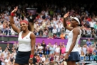 8月5日，威廉姆斯姐妹庆祝夺冠。当日，在2012年伦敦奥运会网球女子双打决赛中，美国选手维纳斯·威廉姆斯/塞雷娜·威廉姆斯以2比0战胜捷克选手赫拉瓦奇科娃/赫拉德茨卡，获得冠军。新华社记者殷刚摄