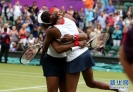 8月5日，威廉姆斯姐妹庆祝夺冠。当日，在2012年伦敦奥运会网球女子双打决赛中，美国选手维纳斯·威廉姆斯/塞雷娜·威廉姆斯以2比0战胜捷克选手赫拉瓦奇科娃/赫拉德茨卡，获得冠军。新华社记者殷刚摄 
