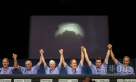 8月5日，在美国加利福尼亚州帕萨迪纳的喷气推进实验室举行的新闻发布会上，工作人员在“好奇”号火星车成功登陆火星后拍摄的第一张照片前举手相庆。新华社/美联