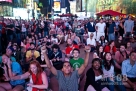 8月6日，在美国纽约的时代广场，人们在观看“好奇”号火星车登陆火星的现场直播。新华社/路透