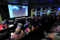 8月6日，在美国亚拉巴马州亨茨维尔，人们观看“好奇”号火星车成功登陆火星的视频。新华社/美联