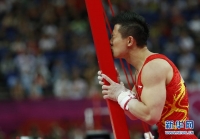 8月6日，陈一冰在男子吊环决赛后亲吻器械。新华社记者沈伯韩摄