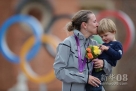 这是8月1日，获得伦敦奥运会女子公路自行车个人计时赛冠军的美国选手克丽斯廷•阿姆斯特朗在颁奖台上亲吻儿子。    新华社记者李尕摄