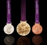 希腊女神尼克再一次站在了奥运会的奖牌上，她象征着胜利与自由。为了缔造出完美的金牌，英国政府可谓是动足了脑筋，总共用去超过8吨的黄金、银以及铜提取并精制而成。但相比之下，1980年，在纽约州普莱西湖举行的冬季奥运会上的奖牌价值都要高得多。海外媒体披露称，那届冬奥会的金牌按照今天的金属价格计算价值1000美元。要知道，在上一届奥运会召开的时候，纽约黄金期货价格还不到800美元，如今，黄金的价格已经翻番。黄金价格之所以上涨，很大一部分原因是市场避险资金的涌入。
