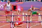 8月7日，中国选手刘翔（中）在比赛中摔倒。当日，刘翔在伦敦奥运会田径男子110米栏预赛中摔倒，无缘晋级。新华社记者陈晓伟摄