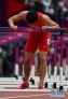 8月7日，中国选手刘翔摔倒后单脚跳完成比赛，亲吻最后一个跨栏。当日，刘翔在伦敦奥运会田径男子110米栏预赛中摔倒，无缘晋级。新华社记者廖宇杰摄 