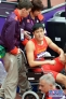 8月7日，中国选手刘翔（右）受伤后，被工作人员用轮椅推出赛场。当日，刘翔在伦敦奥运会田径男子110米栏预赛中摔倒，无缘晋级。新华社记者陈晓伟摄