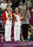 8月7日，中国选手邓琳琳（中）、眭禄（左）和美国选手莱斯曼在颁奖仪式上。当日，在伦敦奥运会体操平衡木决赛中，邓琳琳、眭禄和莱斯曼分获冠、亚、季军。
    新华社记者沈伯韩摄