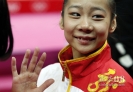 8月7日，邓琳琳在颁奖仪式上向观众挥手致意。当日，在伦敦奥运会体操平衡木决赛中，中国选手邓琳琳以15.600分的成绩夺得冠军。
    新华社记者沈伯韩摄 
