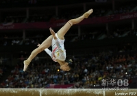 8月7日，邓琳琳在比赛中。当日，在伦敦奥运会体操女子平衡木决赛中，中国选手邓琳琳以15.600分的成绩夺得金牌。
    新华社记者沈伯韩摄
