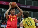 这是8月2日，中国队球员王治郅（左）在比赛中。当日，在伦敦奥运会男子篮球小组赛中，中国队以61比81负于澳大利亚队。王治郅，这个曾经的“追风少年”，刚刚度过自己的35岁生日。第一次参加亚特兰大奥运会时，他才19岁，是中国男篮晋级八强的关键人物。伦敦奥运会，他第四次征战奥运，是队里最年长的球员。虽然在与澳大利亚男篮的比赛中负伤，但大郅仍带伤出战。尽管中国男篮以五战皆墨的成绩结束伦敦奥运，尽管不再年轻的大郅就此告别奥运生涯，但他作为中国男篮的功臣将始终被铭记。新华社记者孟永民摄 