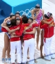 8月10日，中国选手在比赛结束后与教练拥抱庆祝。当日，2012伦敦奥运会花样游泳集体比赛结束，中国队以194.010分的成绩获得银牌。新华社记者陈建力摄 