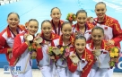 8月10日，中国队选手在展示银牌。当日，2012伦敦奥运会花样游泳集体比赛结束，中国队以194.010分的成绩获得银牌。新华社记者任正来摄 