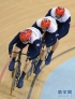 场地自行车男子团体竞速赛，英国队以打破世界纪录的成绩夺冠。冠军成员辛德斯在赛后承认，由于第一轮出发不理想，他选择故意摔倒，借此获得重新比赛的机会。 8月2日，英国队队员在比赛中。 当日，在伦敦奥运会自行车男子团体竞速决赛中，英国队以42秒600的成绩夺得冠军，并打破世界纪录。新华社记者 李尕 摄