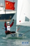 8月6日，在韦茅斯－波特兰港举行的伦敦奥运会帆船女子单人艇－激光雷迪尔级奖牌轮比赛中，中国选手徐莉佳以35分的成绩夺冠。这是2006年12月12日，徐莉佳在多哈亚运会帆船激光雷迪尔级比赛中庆祝夺冠。 新华社记者范长国摄