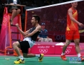 8月3日，李宗伟（左）庆祝胜利。当日，在伦敦奥运会羽毛球男子单打半决赛中，马来西亚选手李宗伟以2比0战胜中国选手谌龙，晋级决赛。新华社记者任正来摄