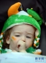 8月6日，一名婴儿头戴绿、白、橙颜色帽子在婴儿车里。当日，一群用爱尔兰绿、白、橙国旗颜色进行装饰，开心挥舞着爱尔兰国旗的观众，盛装前来伦敦国际展览中心观看伦敦奥运会拳击比赛。新华社记者杨宗友摄