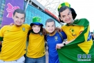 8月7日，几位巴西队球迷戴着“憨豆先生”的面具来到曼彻斯特老特拉福德球场为巴西男足助威。当日，2012伦敦奥运会男足半决赛巴西队对阵韩国队的比赛在曼切斯特老特拉福德球场举行。新华社记者刘大伟摄