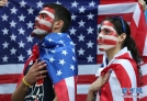 8月4日，美国队球迷在赛前升旗仪式上。当日，在2012伦敦奥运会男子篮球小组赛中，美国队以99比94战胜立陶宛队。 新华社记者孟永民摄