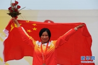 8月6日，在韦茅斯－波特兰港举行的伦敦奥运会帆船女子单人艇－激光雷迪尔级奖牌轮比赛中，中国选手徐莉佳以35分的成绩夺冠。这是2008年8月19日，徐莉佳在北京奥运会帆船女子单人艇－激光雷迪尔级奖牌轮领奖台上，她获得该项目的铜牌。 　 新华社记者宋振平摄