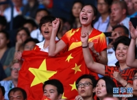 8月5日，林丹的母亲高秀玉（左）和妻子谢杏芳在看台上激情呐喊，为林丹加油助威。当日，在伦敦奥运会羽毛球男单决赛中，中国选手林丹以2比1战胜马来西亚选手李宗伟，蝉联奥运会男单冠军。新华社记者任正来摄