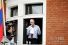 8月19日，“维基揭秘”网站创始人阿桑奇在厄瓜多尔驻英国大使馆的阳台上向媒体讲话。新华社发（高塔姆 摄）