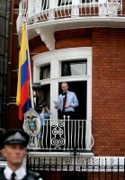 8月19日，“维基揭秘”网站创始人阿桑奇在厄瓜多尔驻英国大使馆的阳台上向媒体讲话。新华社发（高塔姆 摄）