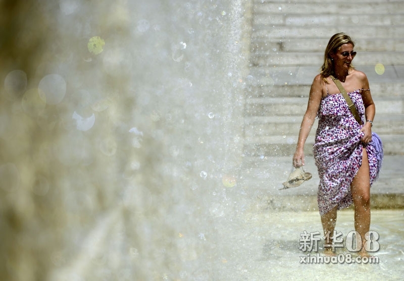 8月18日，一名女士在意大利首都罗马市中心一个喷泉内纳凉。罗马近日遭遇高温天气，周末最高气温预计达到38摄氏度。新华社/法新 