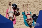 8月19日，两名女士在法国巴黎的“巴黎沙滩”上享受日光浴。目前，一股罕见的热浪仍笼罩着欧洲大陆。新华社/路透