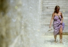 8月18日，一名女士在意大利首都罗马市中心一个喷泉内纳凉。罗马近日遭遇高温天气，周末最高气温预计达到38摄氏度。新华社/法新 