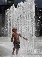 8月20日，在奥地利首都维也纳一个广场喷泉，一名男孩在玩水纳凉。当日，奥地利气象部门预报，当地气温预计将升至36摄氏度。新华社/路透