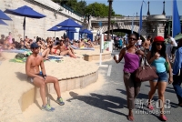 8月18日，市民在法国巴黎塞纳河畔的人工沙滩上消暑。当天，热浪席卷法国。法国北部地区气温达到33至36摄氏度，中南部大部分地区迎来40摄氏度的高温天气。法国首都巴黎当天下午温度超过38摄氏度，体感温度超过40摄氏度。新华社发（王琼杰摄） 