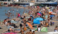 8月17日，人们在法国南部马赛的一处海滩消暑纳凉。高温天气近日袭击了法国六个省份，预计周末巴黎气温将达到36摄氏度。新华社/美联