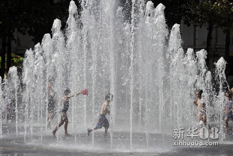 8月21日，在法国蒙彼利埃，孩子们在喷泉中嬉戏纳凉。八月中下旬以来，欧洲大部分地区遭遇高温天气。意大利中南部已经多次发布了高温红色预警，法国的33个省份遭受热浪的袭击，多地气温都已打破同期历史最高记录。新华社/法新