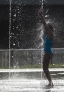 8月21日，在西班牙首都马德里，一名女孩在喷泉里戏水纳凉。八月中下旬以来，欧洲大部分地区遭遇高温天气。意大利中南部已经多次发布了高温红色预警，法国的33个省份遭受热浪的袭击，多地气温都已打破同期历史最高记录。新华社/法新