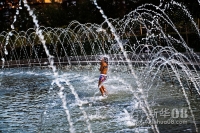 8月21日，在西班牙马德里，一个女孩在喷泉里玩耍。近日，新一轮热浪席卷西班牙，全国23个地区发布高温橙色警报，当日首都马德里最高气温达到41摄氏度。新华社/美联