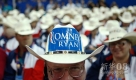 8月28日，来自得克萨斯州的美国共和党代表们在佛罗里达州海滨城市坦帕举行的美国共和党全国代表大会上戴着他们标志性的牛仔帽。新华社/美联