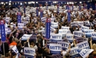 8月28日，在美国佛罗里达州海滨城市坦帕举行的美国共和党全国代表大会上，与会者们高举写着米特·罗姆尼名字的标牌。新华社/美联