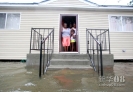 8月29日，在美国路易斯安那州新奥尔良市，一家人站在被洪水围困的房屋门口。新华社/路透